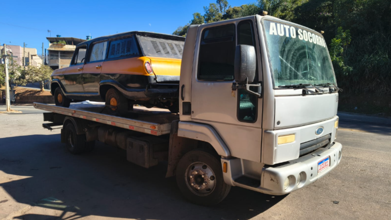 Veículo sendo transportado para Nova Lima